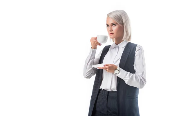 Porträt einer jungen Geschäftsfrau mit einer Tasse Kaffee auf weißem Hintergrund — Stockfoto