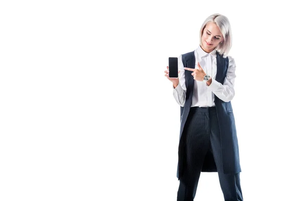 Donna d'affari sorridente che punta a smartphone con schermo bianco in mano isolato su bianco — Foto stock