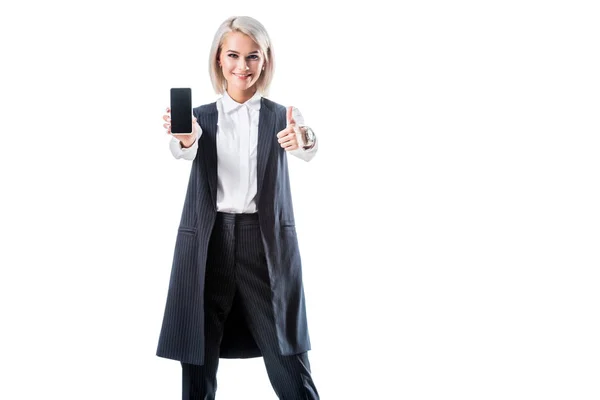 Donna d'affari sorridente mostrando pollice in su e smartphone con schermo bianco isolato su bianco — Foto stock