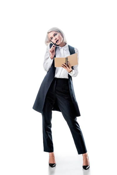Nachdenkliche Geschäftsfrau mit Notizbuch im Smartphone-Gespräch — Stockfoto