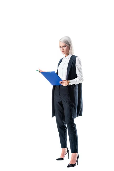 Giovane donna d'affari in abito formale con blocco note isolato su bianco — Foto stock