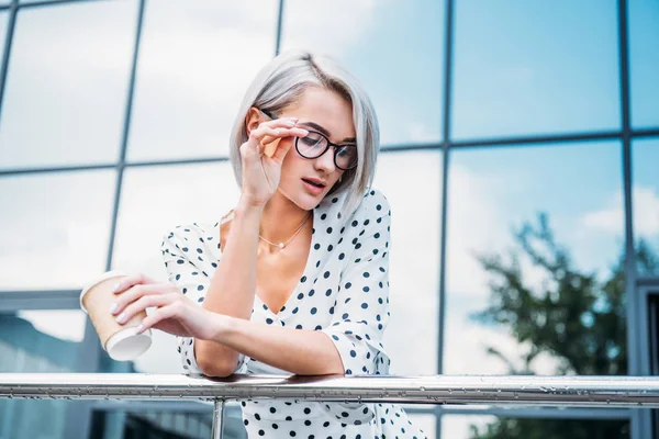 Ritratto di donna d'affari elegante in occhiali con caffè per andare di pari passo in strada — Foto stock