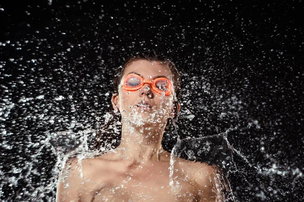 Portrait de femme en lunettes de natation baignées d'eau isolée sur noir — Photo de stock
