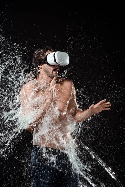 Hemdloser Mann im vr-Headset schwitzte mit Wasser isoliert auf schwarz — Stockfoto