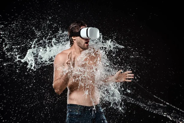 Hombre sin camisa en vr auriculares hinchados con agua aislada en negro - foto de stock