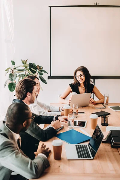 Gente de negocios multicultural que tiene reunión de negocios en la oficina - foto de stock