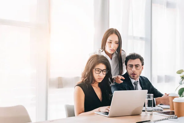 Porträt multiethnischer Geschäftsleute und Geschäftsfrauen, die gemeinsam im Büro an einem Geschäftsprojekt arbeiten — Stockfoto