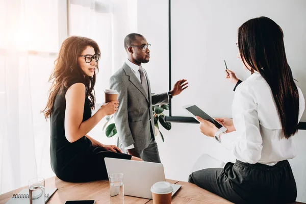 Groupe de collaborateurs d'entreprises multiraciales en tenue formelle discutant d'un nouveau plan d'affaires au bureau — Photo de stock