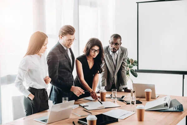 Jeunes entrepreneurs multiculturels ayant une réunion d'affaires au bureau — Photo de stock