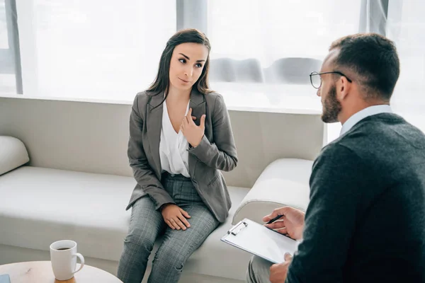 Fröhliche Patientin schaut Psychologin in Arztpraxis an — Stockfoto