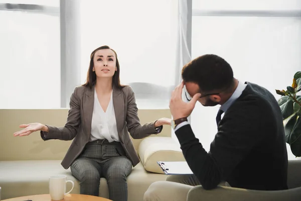 Depresso paziente piangendo e gesticolando in ufficio terapeuta — Foto stock