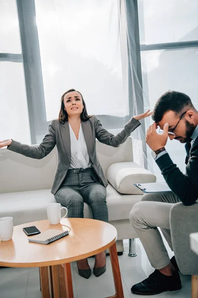 Депресивний плач пацієнта і жест в офісі психолога — стокове фото