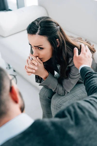 Immagine ritagliata di psicologo toccare spalla del paziente piangendo in ufficio medici — Foto stock