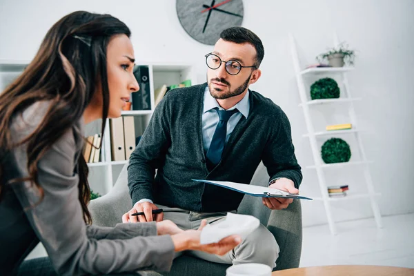 Paciente deprimido llorando en el consultorio de psicólogos - foto de stock