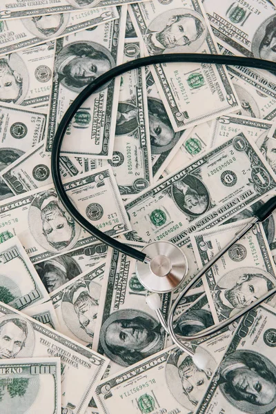 Vue du dessus du stéthoscope sur les billets en dollars, concept d'assurance maladie — Photo de stock