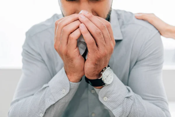 Vista recortada del hombre llorando en la oficina del psicólogo - foto de stock