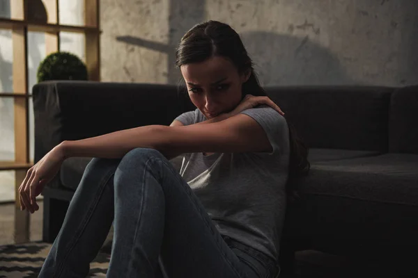 Mulher deprimida chorando e sentado no chão — Fotografia de Stock