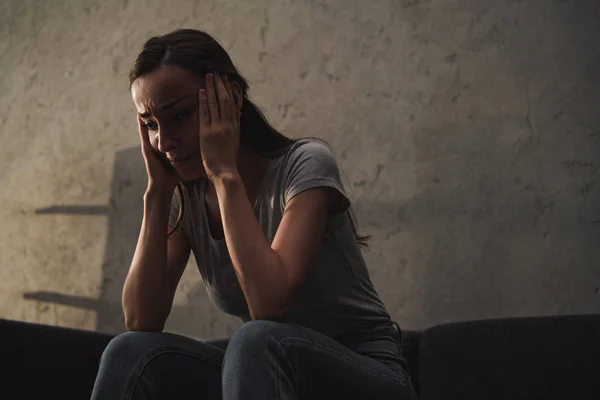 Одинокая депрессивная женщина плачет дома — стоковое фото