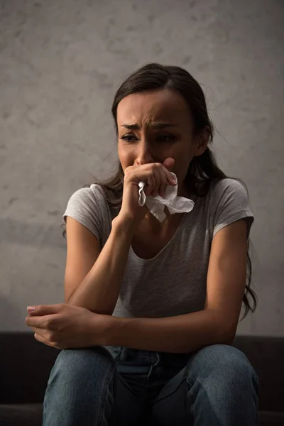 Déprimé pleurer femme tenant serviette — Photo de stock