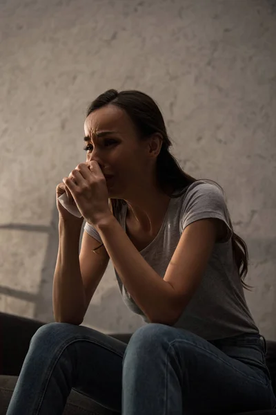 Sconvolto donna sola piangendo e tenendo il tovagliolo a casa — Foto stock
