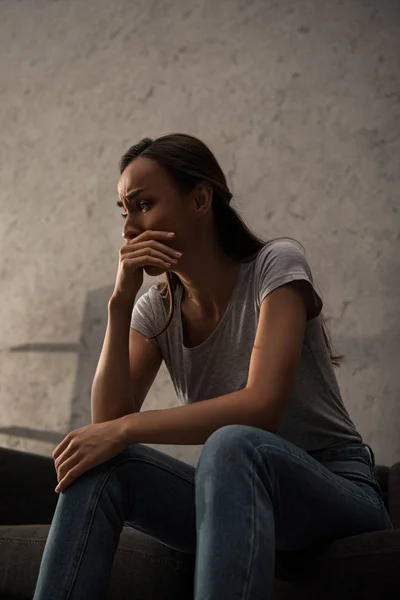 Chateado chorando mulher sentado no sofá — Fotografia de Stock