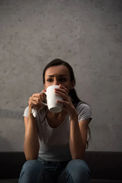 Attraktive traurige Frau, die zu Hause Kaffee trinkt — Stockfoto