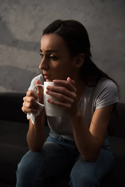 Donna triste solitario in possesso di una tazza di caffè — Foto stock