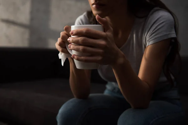 Vue recadrée de la femme tenant tasse de café — Photo de stock
