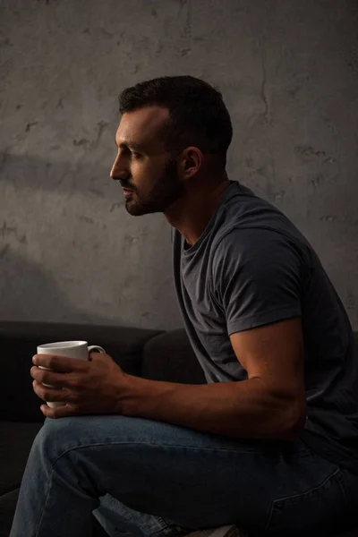 Chateado homem solitário segurando xícara de café em casa — Fotografia de Stock