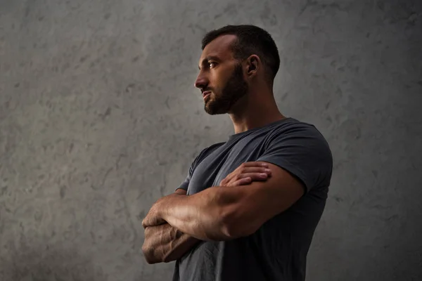 Bel homme debout avec les bras croisés — Photo de stock