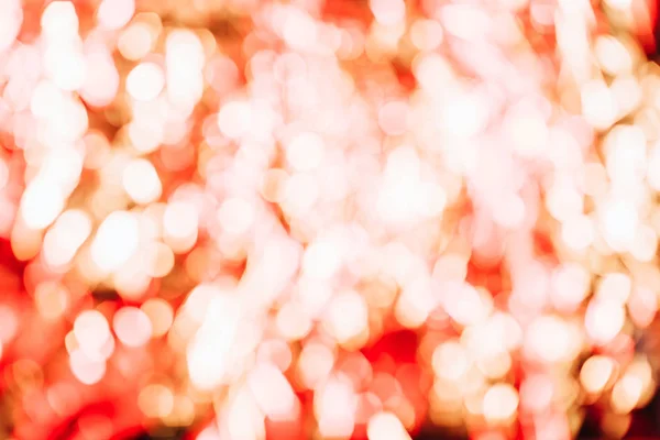 Fundo abstrato desfocado com belas luzes bokeh douradas e vermelhas brilhantes — Fotografia de Stock