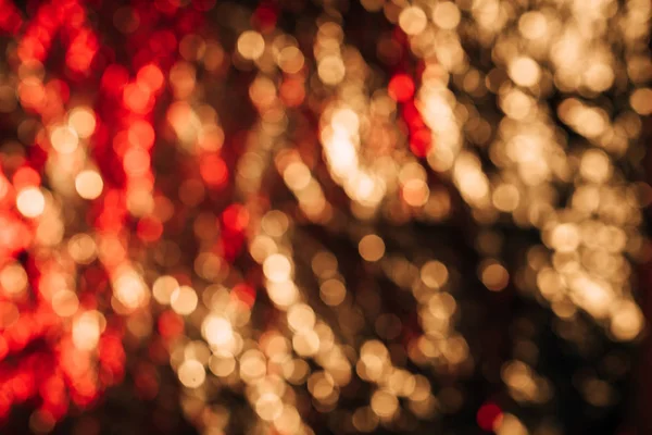 Schöne defokussierte rote und goldene Bokeh-Lichter, abstrakter Hintergrund — Stockfoto