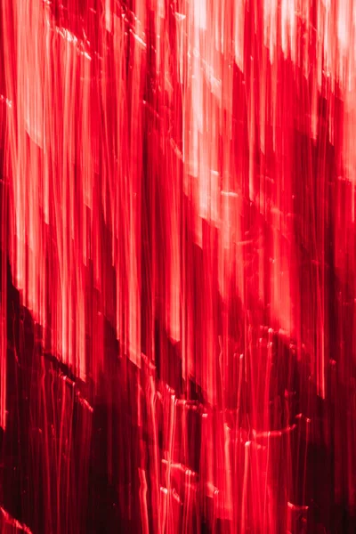 Belles bandes lumineuses verticales rouges, fond abstrait — Photo de stock