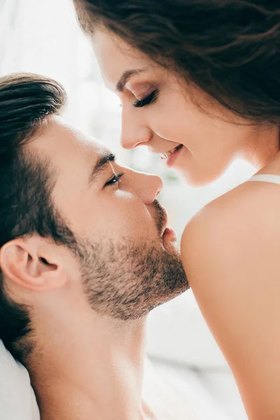 Primer plano vista de sensual feliz joven pareja capaz de besar en los juegos previos - foto de stock