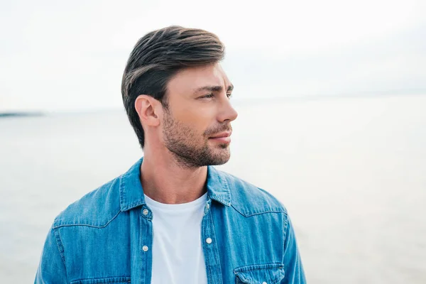 Retrato de belo jovem perto do mar — Fotografia de Stock