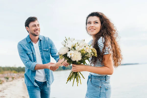 Joven novia con ramo de manos con novio - foto de stock