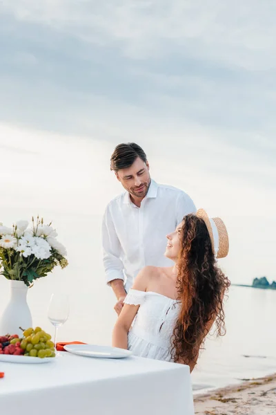 Jeune couple ayant rendez-vous romantique sur la plage près de la mer — Photo de stock