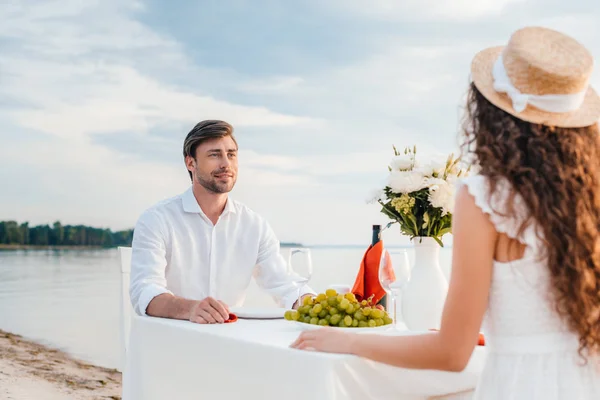 Jeune beau couple sur la date romantique sur la plage — Photo de stock