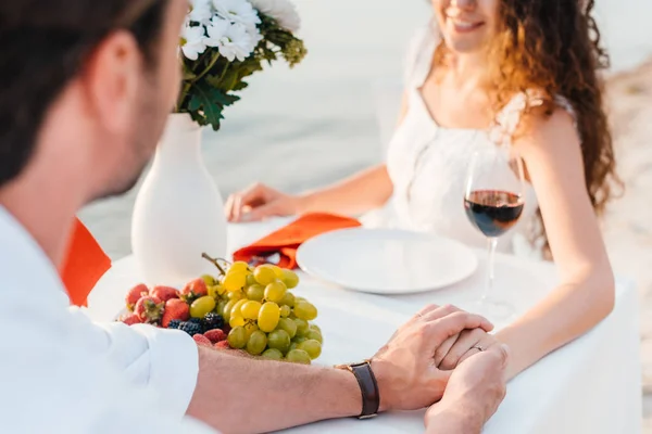 Glückliches Paar hält Händchen nach Heiratsantrag bei romantischem Date — Stockfoto