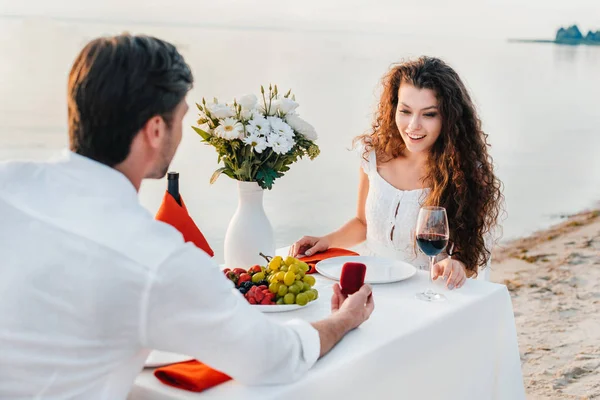 Man making propose with ring to attractive woman in romantic date outdoors — Stock Photo