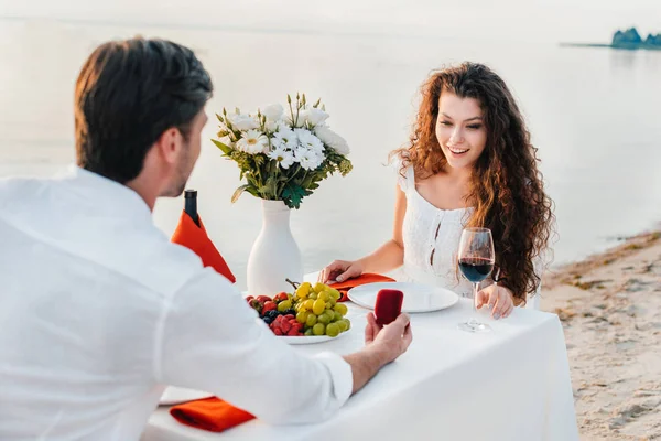 Homme faisant la demande en mariage avec bague à la femme séduisante en plein air romantique — Photo de stock