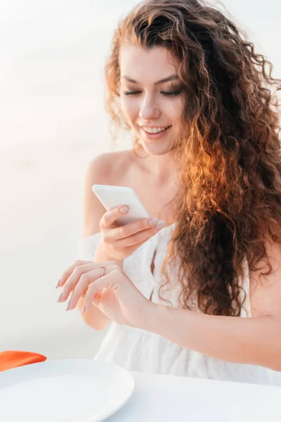 Belle femme heureuse prenant une photo de bague de fiançailles sur sa main — Photo de stock