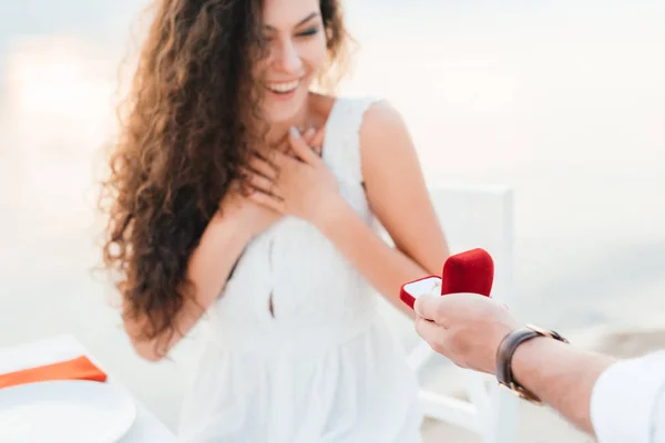 Mann macht bei romantischem Date Heiratsantrag mit Ring an aufgeregte Freundin — Stockfoto