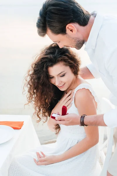 Man making propose with ring to girlfriend in romantic date — Stock Photo