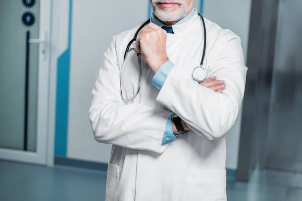 Visão parcial do médico masculino com estetoscópio sobre o pescoço no hospital — Fotografia de Stock