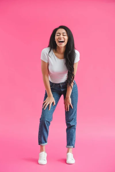 Joven afroamericana mujer riendo en rosa fondo - foto de stock
