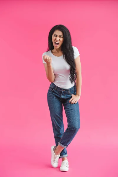 Joven enojado africano americano mujer mostrando puño en rosa telón de fondo - foto de stock