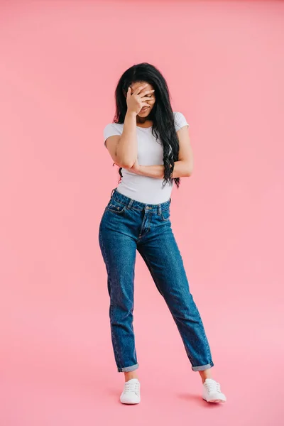 Enttäuschte Afroamerikanerin in lässiger Kleidung vor rosa Hintergrund — Stockfoto