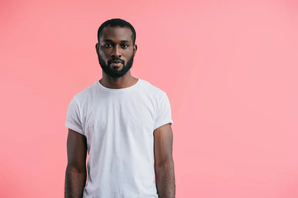 Retrato de homem americano africano em camisa branca isolado em rosa — Fotografia de Stock