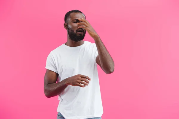 Retrato del hombre afroamericano conmocionado en camisa blanca aislada en rosa - foto de stock